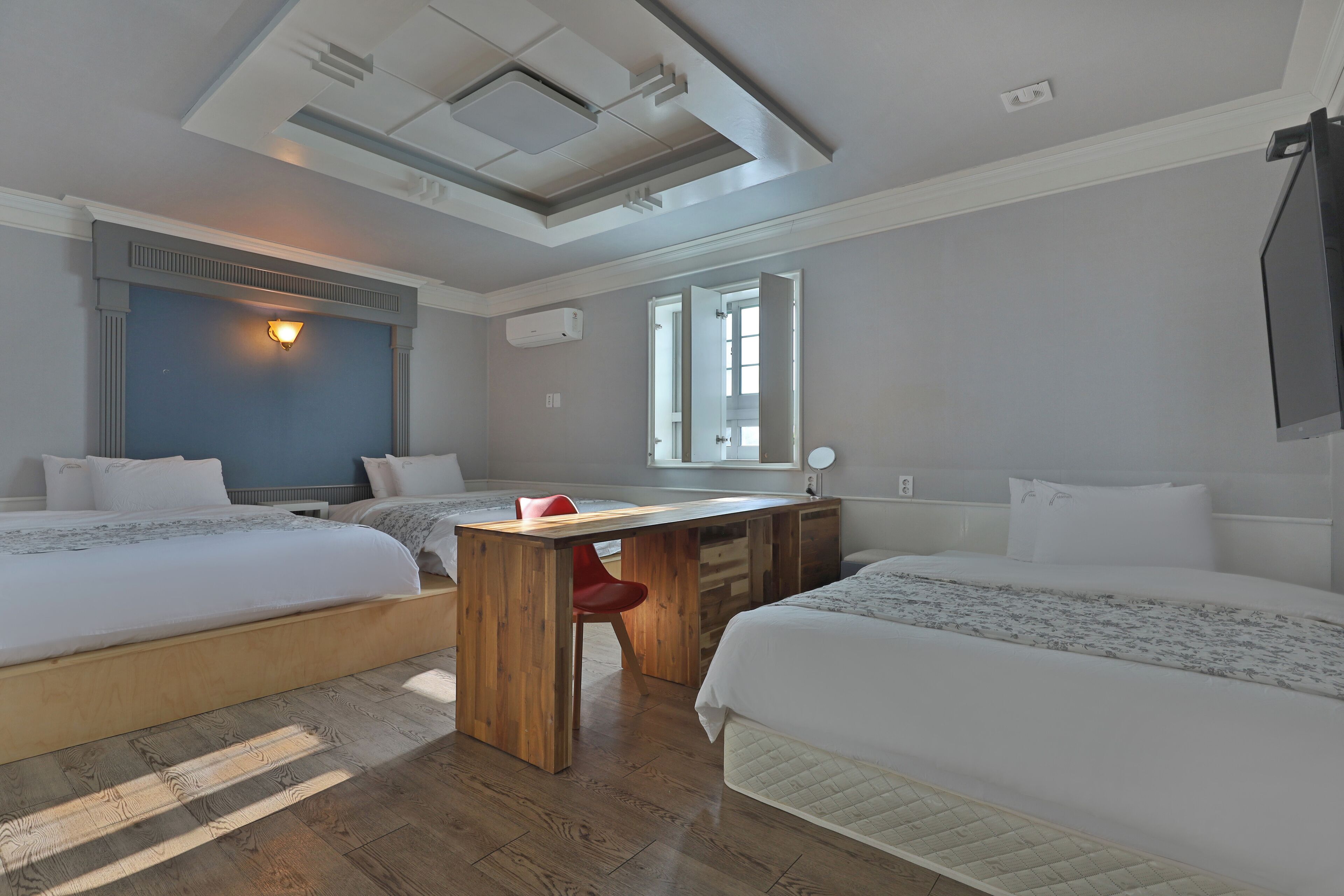 Habitación familiar (6-person room with private bathtub) | Escritorio y espacio para trabajar con un portátil