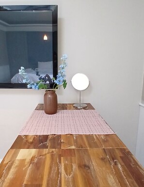 Desk, laptop workspace, soundproofing, iron/ironing board - Hidden Hill Bulguksa Hotel (Gyeongju)