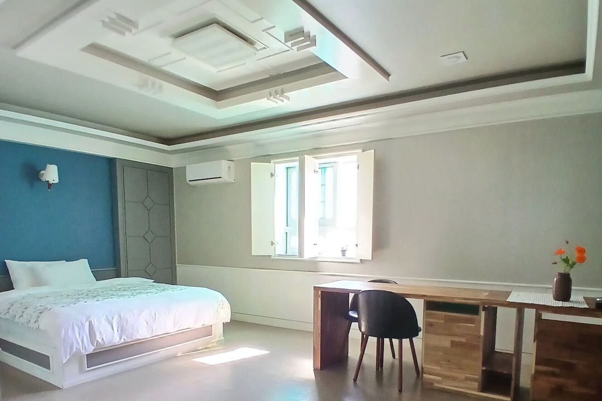 Deluxe-dobbeltværelse (2-person room with private bathtub) | Skrivebord, arbejdsområde til bærbare computere, lydisolering