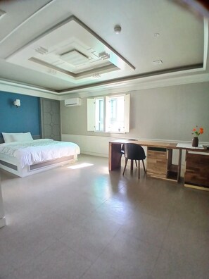 Desk, laptop workspace, soundproofing, iron/ironing board - Hidden Hill Bulguksa Hotel (Gyeongju)