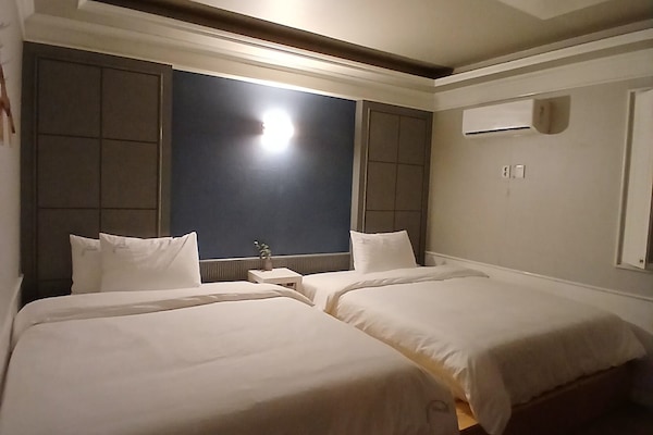 Habitación familiar (4-person room with private bathtub) | Escritorio y espacio para trabajar con un portátil