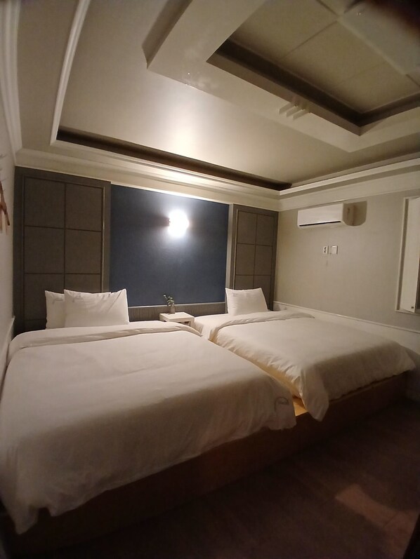 Camera familiare (4-person room with private bathtub) | Una scrivania, postazione laptop, insonorizzazione, ferro/asse da stiro