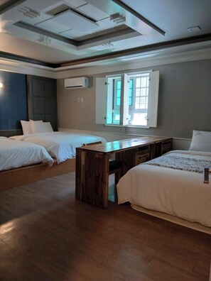 Quarto família (8 to 13 people with 2 rooms) | Escrivaninha, espaço de trabalho para notebook, quartos à prova de som