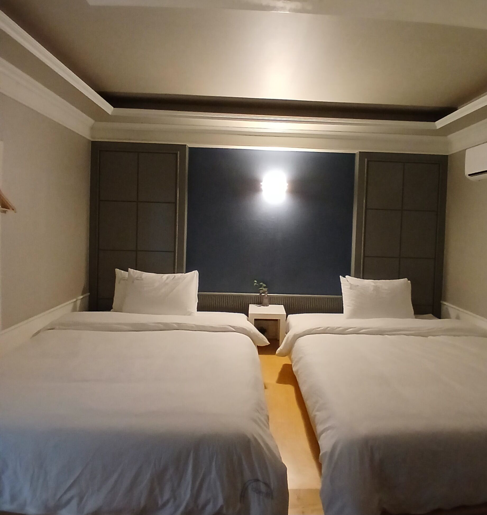 Familierom (4-person room with private bathtub) | Skrivebord, skrivebord for bærbar PC, lydisolert og strykejern/-brett