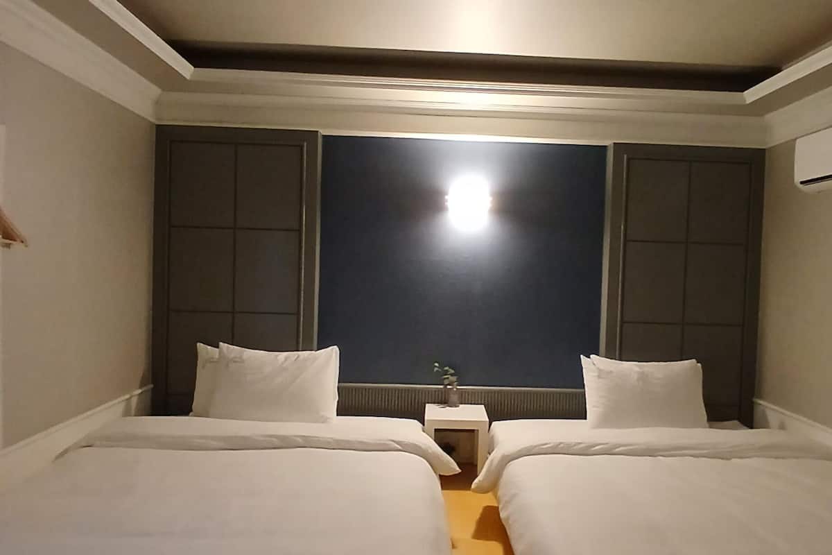 Familieværelse (4-person room with private bathtub) | Skrivebord, arbejdsområde til bærbare computere, lydisolering