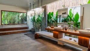Ein modernes Badezimmer mit großem Fenster, einem Holzwaschtisch und einem großen Spiegel.