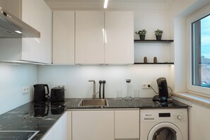 Kühlschrank, Mikrowelle, Herdplatte, Geschirrspüler