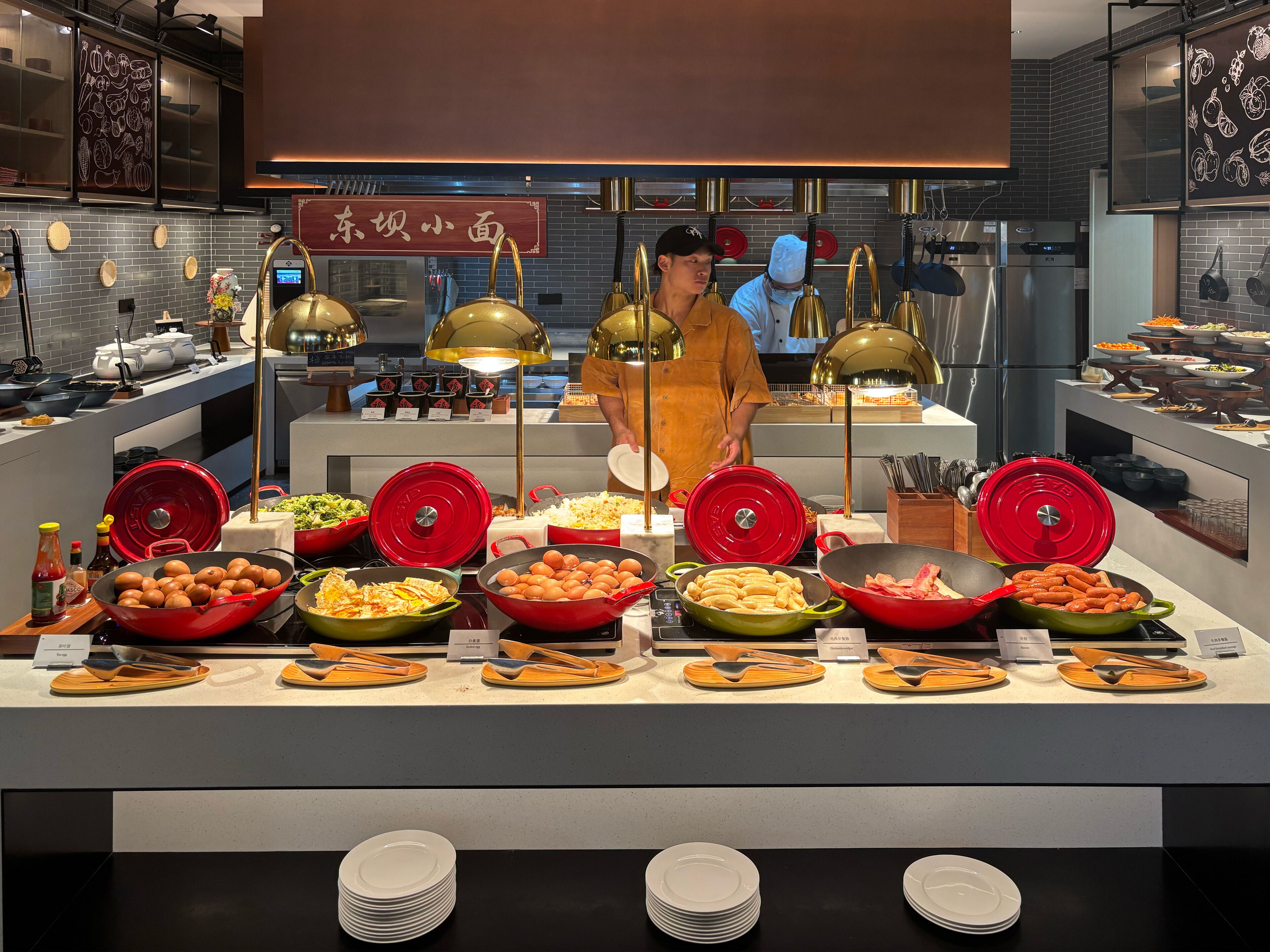 Un espace buffet proposant une variété de plats et d'ustensiles.