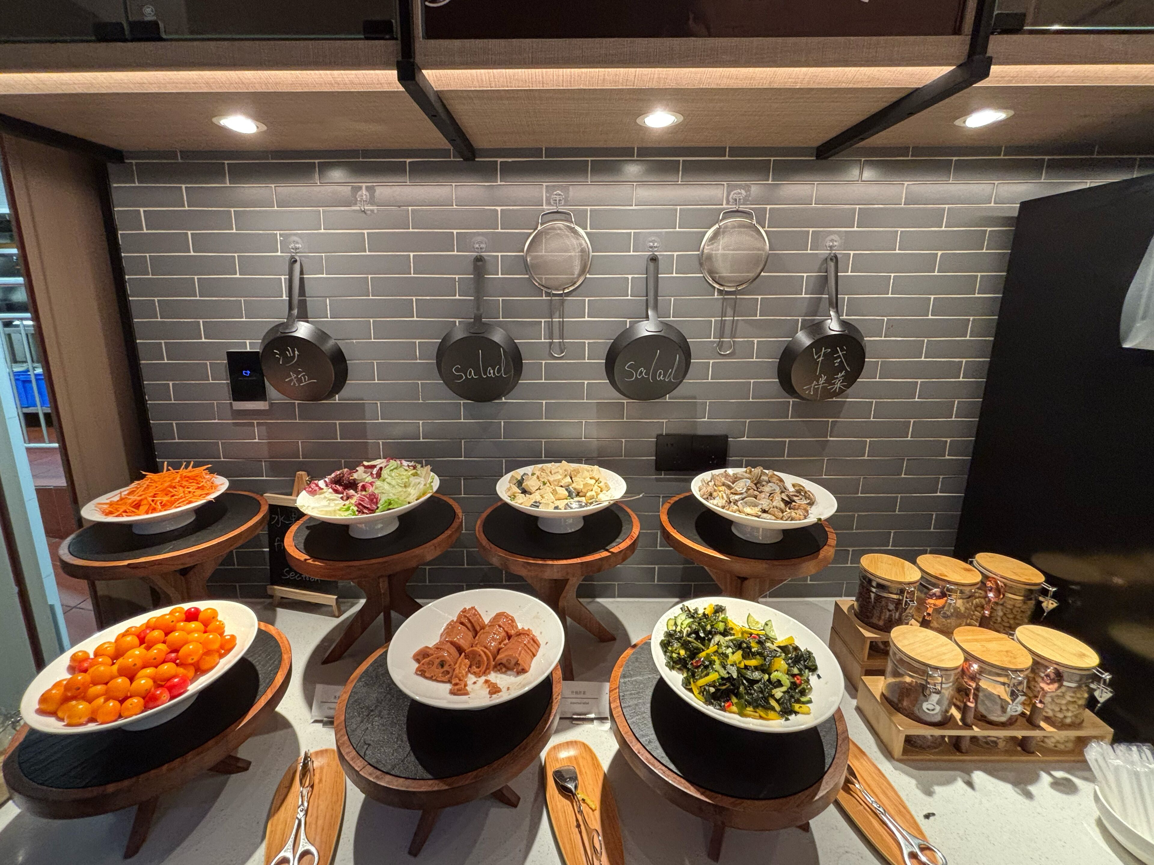 Un buffet proposant une variété de plats et d'accompagnements.