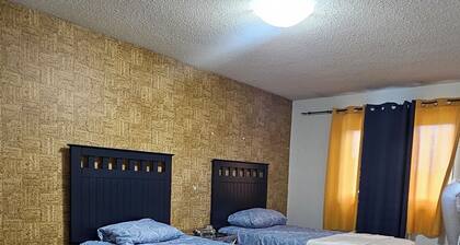 FULL HOUSE!! Free Parking! 5 min from GO, Malls, Attractions, Restaurants