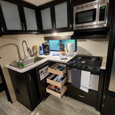 Aljurelandia 
Cozy RV in Tranquil Plant City with AC,
Private property