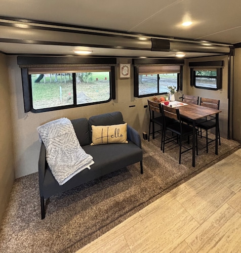 Aljurelandia 
Cozy RV in Tranquil Plant City with AC,
Private property