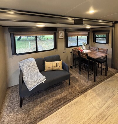 Aljurelandia 
Cozy RV in Tranquil Plant City with AC,
Private property