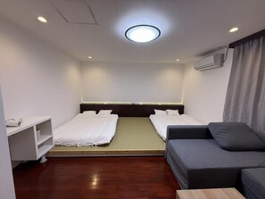 4 bedrooms, iron/ironing board, WiFi, bed sheets