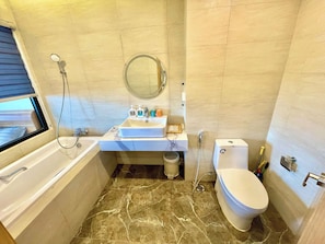 Bañera con ducha, artículos de tocador gratuitos, secador de pelo