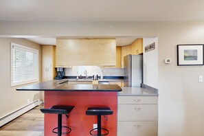 Frigorifero, microonde, forno, piano cottura