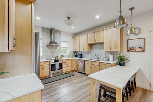 ثلاجة، ميكروويف، فرن، موقد طهي مسطح