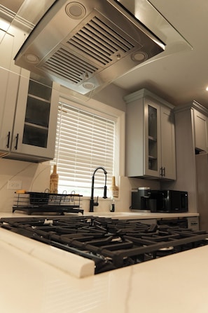 Micro-ondas, fogão, cooktop, lava-louças