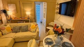 Condo Deluxe, 1 habitación, balcón, vista a la alberca | Servicio a la habitación