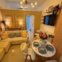 Kondo Deluks, 1 kamar tidur, balkon, pemandangan kolam renang | Makan di kamar