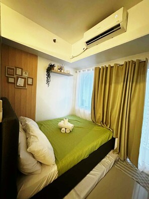 Deluxe Condo, 1 Bedroom, Balcony, Pool View | Blackout drapes, iron/ironing board, free WiFi