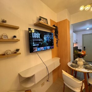Apartamento Deluxe, 1 habitación, balcón, vistas a la piscina | Zona de estar | Smart TV de 42 pulgadas con canales digitales, Netflix
