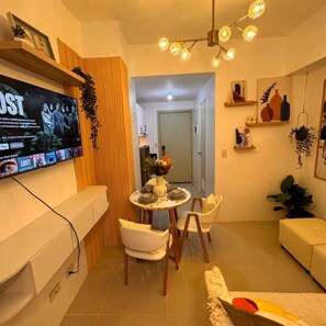 Condo luxo, 1 quarto, sacada, vista para a piscina | Área de estar | Smart TV 42 polegadas com canais digitais, Netflix