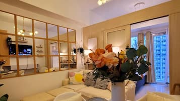 Deluxe-Apartment, 1 Schlafzimmer, Balkon, Poolblick | Wohnzimmer