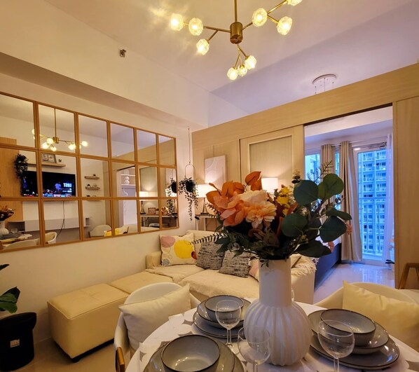 Deluxe Condo, 1 Bedroom, Balcony, Pool View | Living room