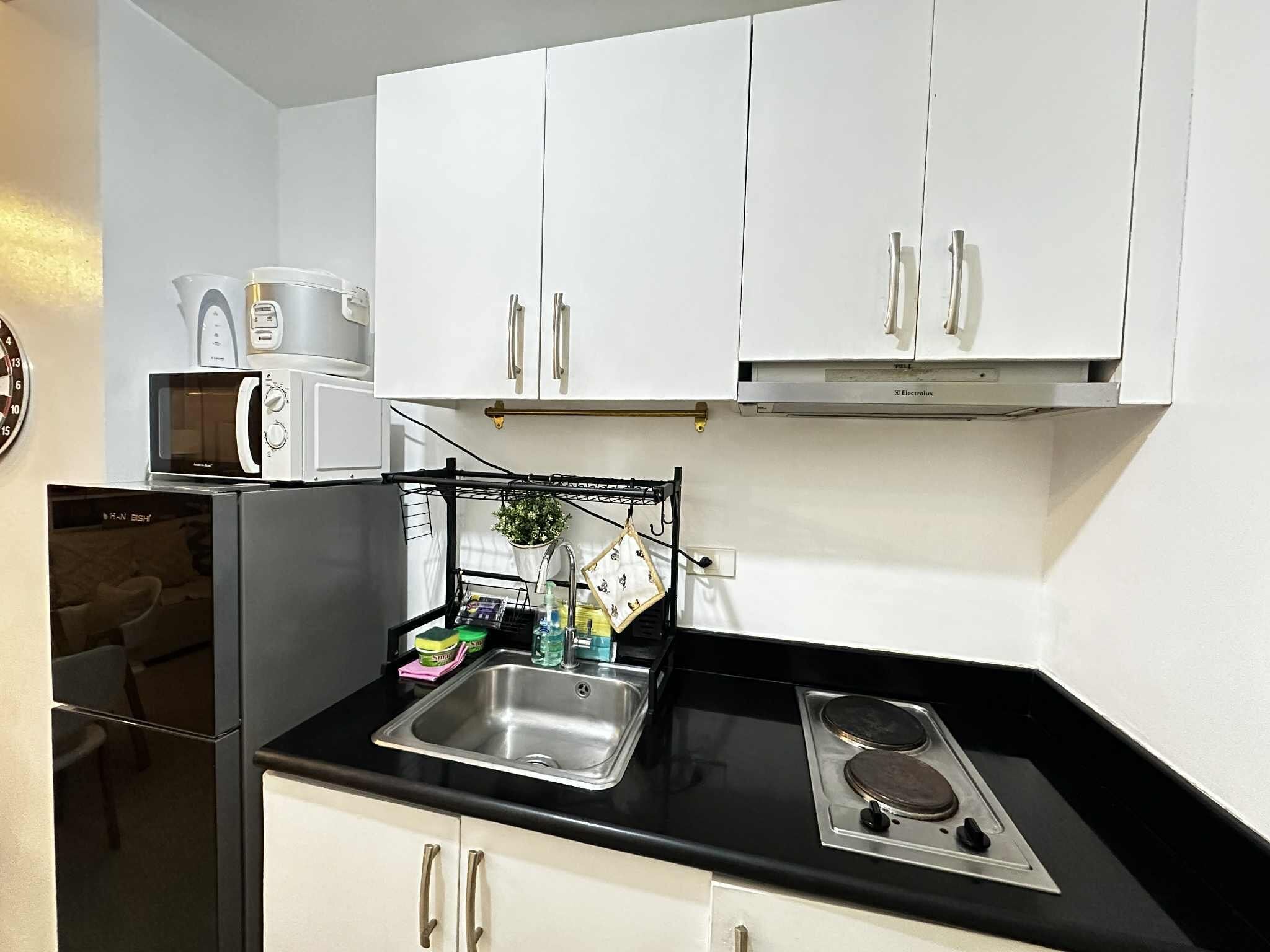 Deluxe Condo, 1 Bedroom, Balcony, Pool View | Private kitchen