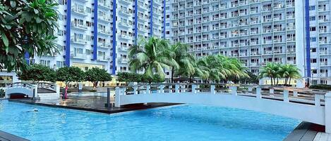 Una piscina al aire libre