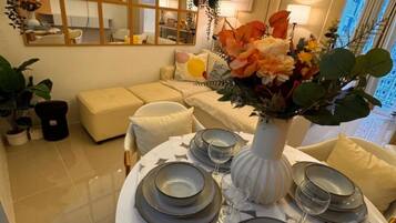 Deluxe Condo, 1 Bedroom, Balcony, Pool View | In-room dining