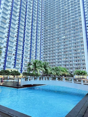 Una piscina al aire libre