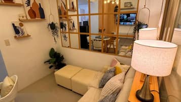 Deluxe-lejlighed - 1 soveværelse - balkon - udsigt til pool | Opholdsområde | 42-tommers smart-tv med digitale kanaler, Netflix, streamingtjenester