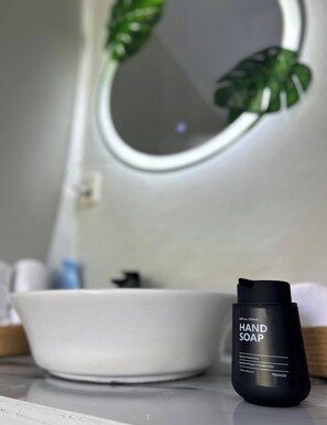 Serviettes fournies, papier toilette