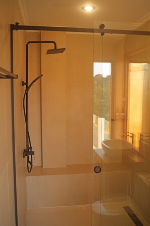 Penthouse | Badkamer | Handdoeken, zeep, shampoo, toiletpapier