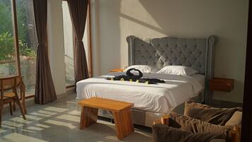 Desk, laptop workspace, free WiFi