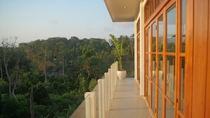 Un balcone con vista su un paesaggio verde e rigoglioso.