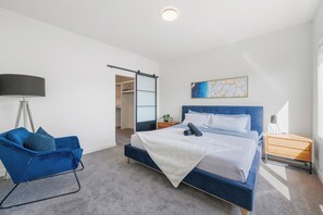 3 slaapkamers, een strijkplank/strijkijzer, gratis wifi, beddengoed