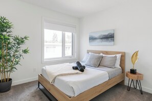 3 bedrooms, iron/ironing board, free WiFi, bed sheets - Luxury 3BR Home w/ King Bed (Edmonton)