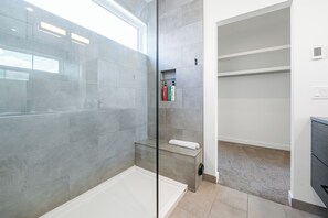Hair dryer, towels, soap, shampoo - Luxury 3BR Home w/ King Bed (Edmonton)