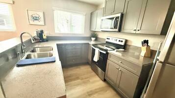 Fridge, oven, stovetop, dishwasher