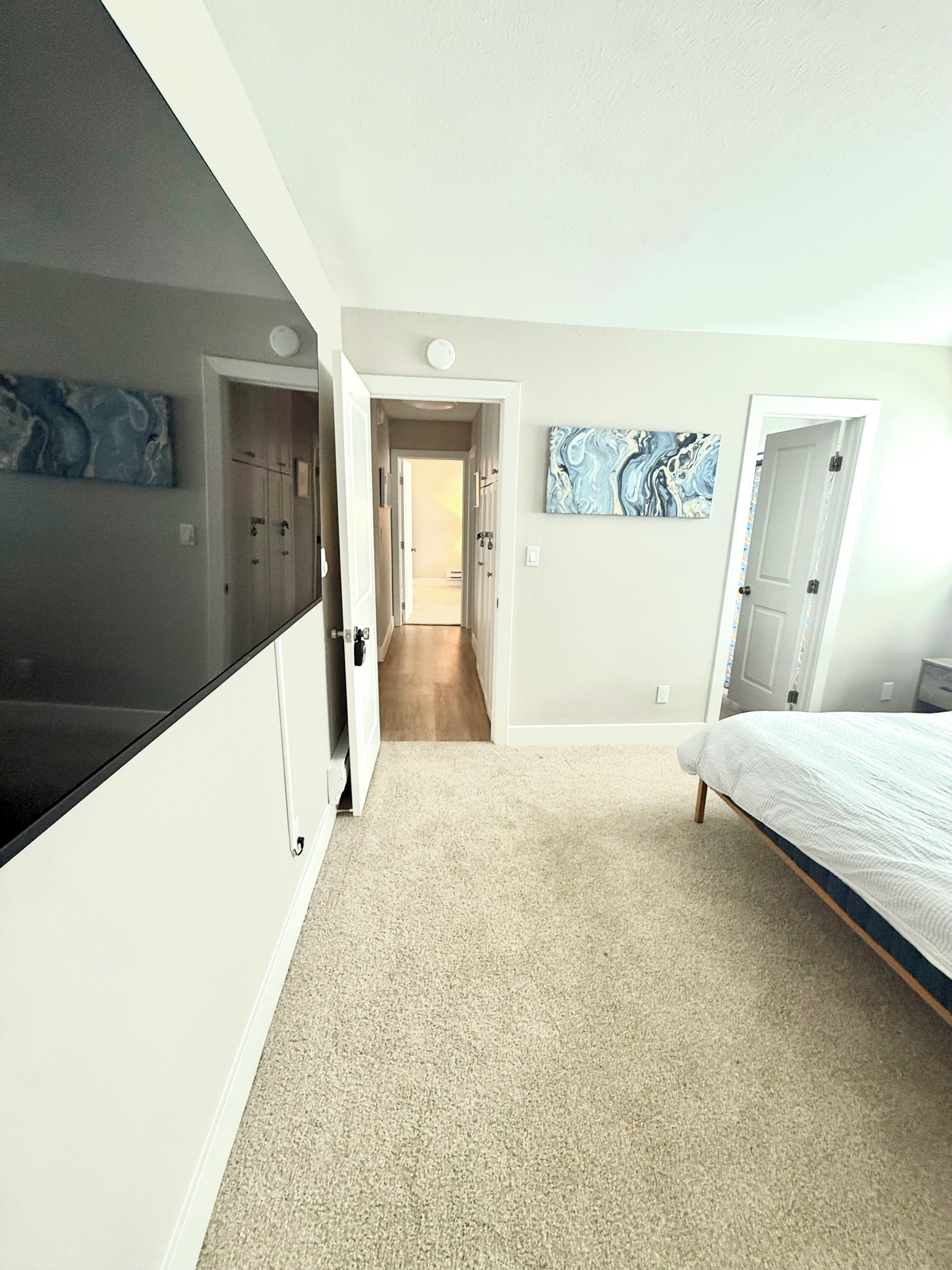 2 bedrooms, internet, bed sheets