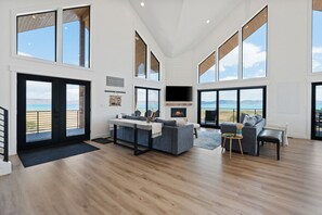 Älytelevisio, takka, videopelejä, pöytätennispöytä