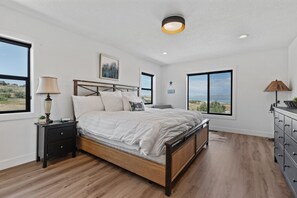 Skrivebord, weekendseng, gratis Wi-Fi, sengetøj