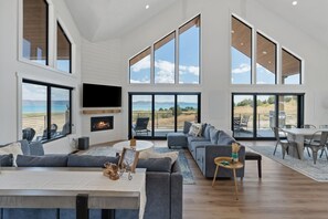 Smart-tv, een open haard, videospelletjes en een tafeltennistafel