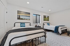 Een bureau, reisbedje, gratis wifi, beddengoed