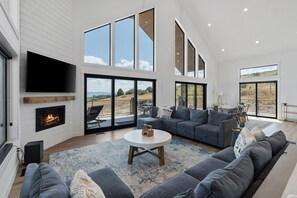 Smart-tv, een open haard, videospelletjes en een tafeltennistafel