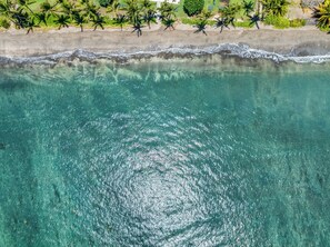 Sulla spiaggia, lettini da mare, teli da spiaggia