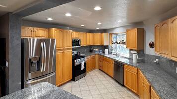 Refrigerador, microondas, horno y parrilla de estufa